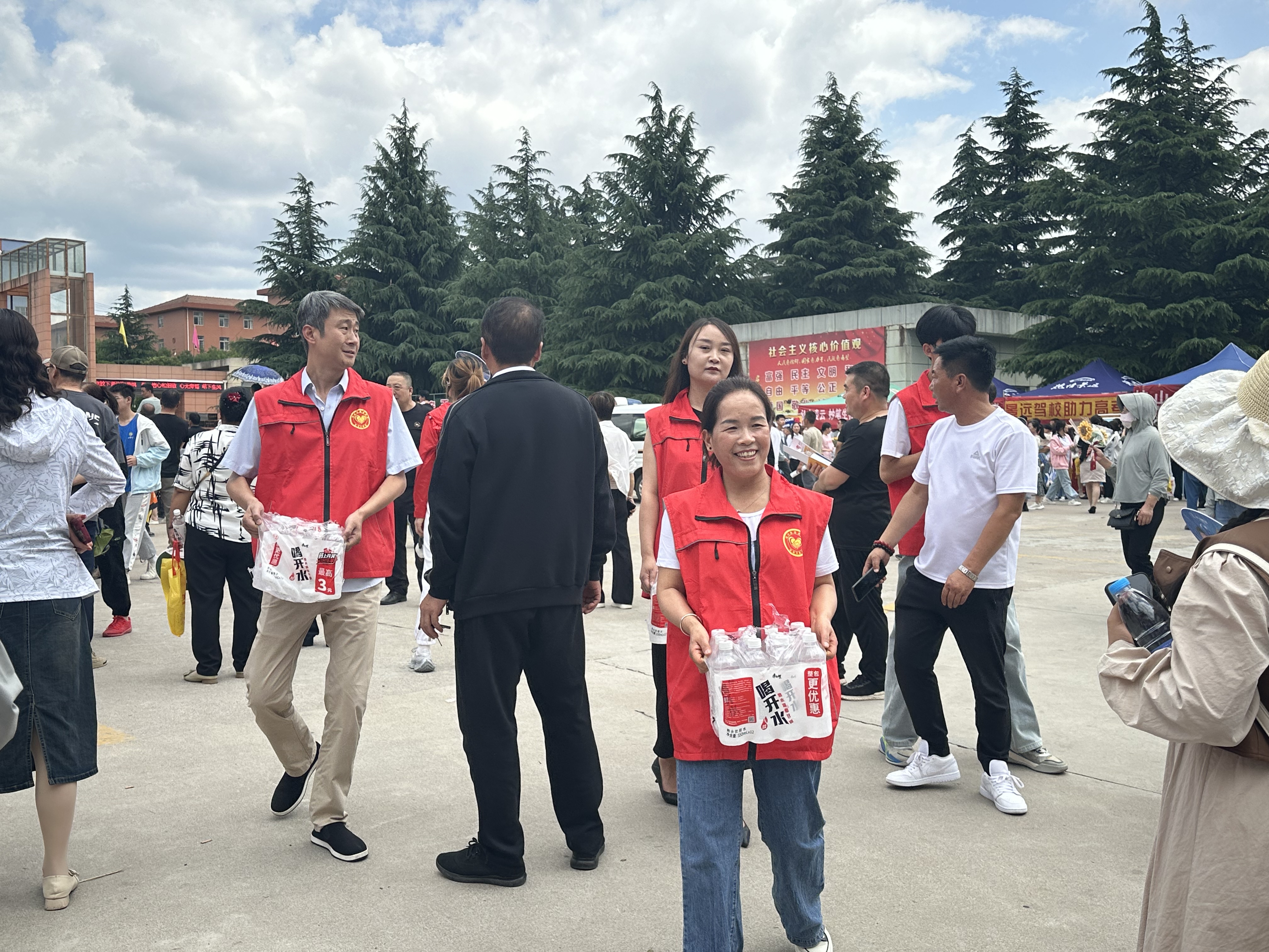 包含篮球赞助商举行公益活动关爱弱势群体的词条