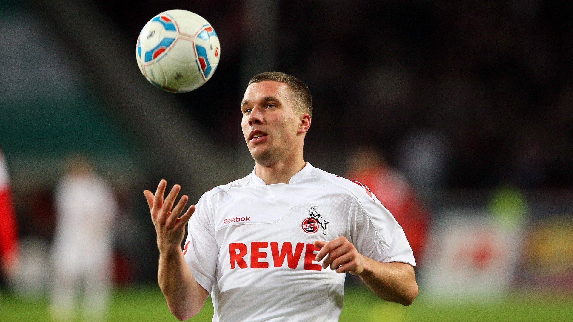 武切维奇领航F1街道赛之夜，钢铁意志与城市脉搏的胜利交响